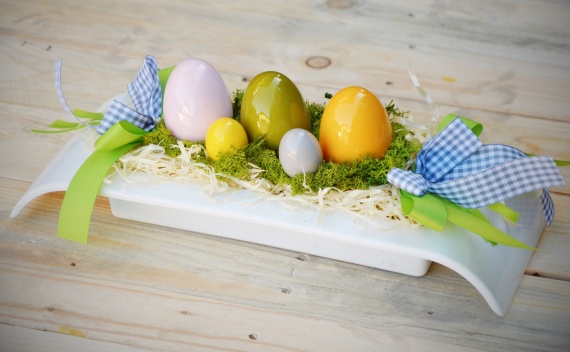 Nowoczesny, minimalistyczny stroik na stół wielkanocny - kolorowe jaja