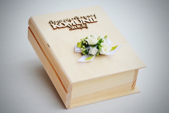 Bukiet Drewniana szkatułka Pamiątka - prezent na Pierwszą Komunię Świętą