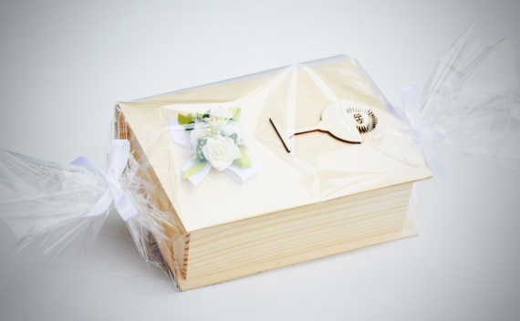 Bukiet Drewniana szkatułka Pamiątka - prezent na Pierwszą Komunię Świętą