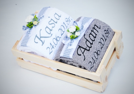 Skrzynka z ręcznikami z Twoim haftem - prezent na ślub