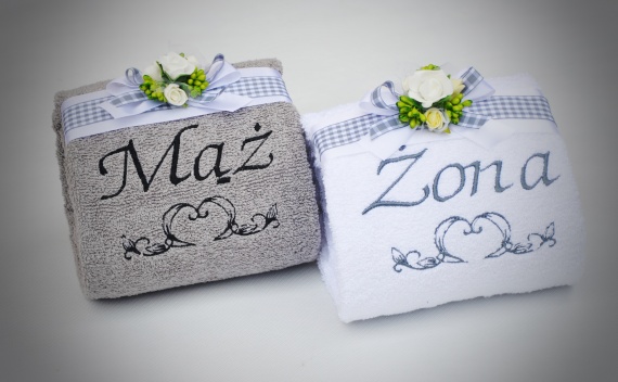 Praktyczny prezent na ślub - ręczniki z haftem i kubki z porcelaną