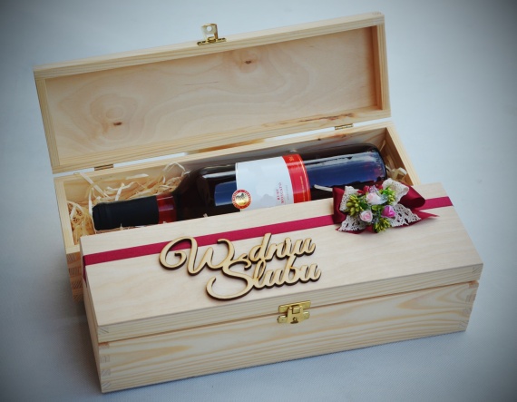 Oryginalny prezent ślubny zamiast kwiatów - szkatułka na wino
