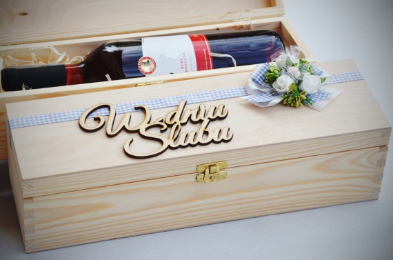 Oryginalny prezent ślubny zamiast kwiatów - szkatułka na wino