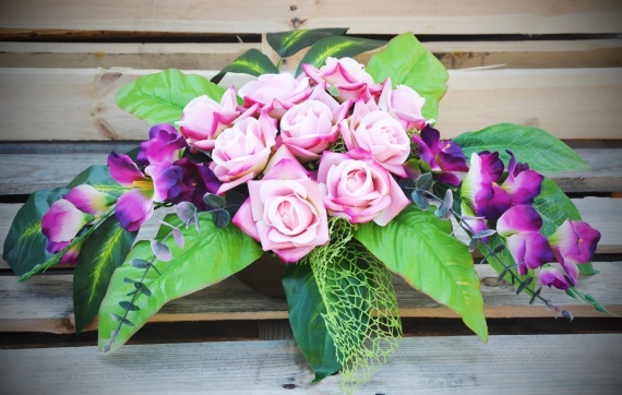 Wiązanka z róż i gladioli - piękna kompozycja kwiatowa na cmentarz