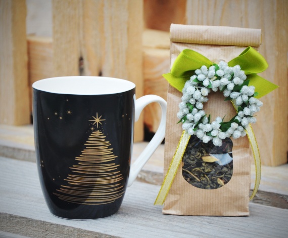 Zestaw elegancki kubek i sypana herbata - doskonały prezent na Święta pod choinkę