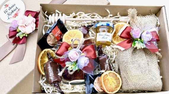 Duży box prezentowy na Dzień Kobiet dla szefowej, żony, wychowawczyni