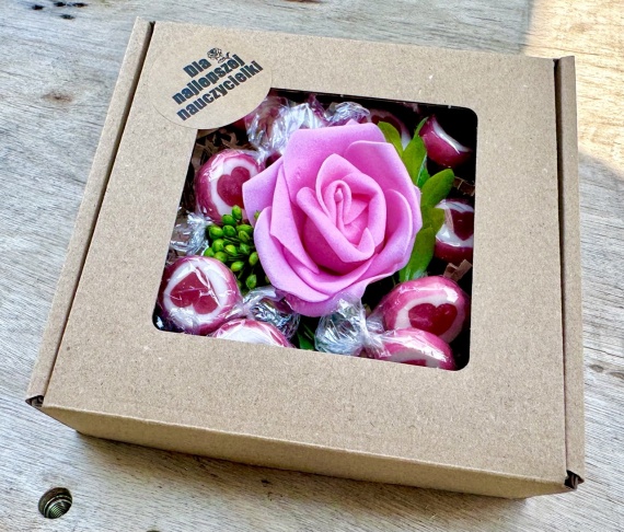 Super Fajny Prezent na Dzień Nauczyciela dla Nauczycielki różowe cukierki szkoła