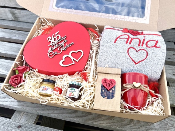 DUŻY Prezent na Walentynki 365 powodów RĘCZNIK z haftem imieniem KUBEK miód