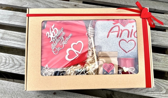 DUŻY Prezent na Walentynki 365 powodów RĘCZNIK z haftem imieniem KUBEK miód