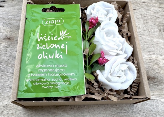 Super Prezent na Dzień Kobiet Box Kosz Prezentowy Mydlane Kwiaty Maseczka