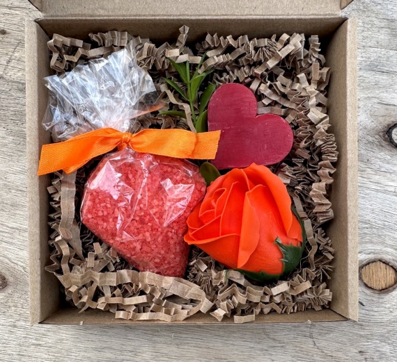 Śliczny Prezent na Dzień Kobiet Box Kosz Prezentowy Mydlane Kwiaty Róża Sól