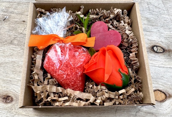 Śliczny Prezent na Dzień Kobiet Box Kosz Prezentowy Mydlane Kwiaty Róża Sól