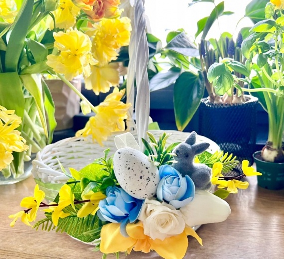 Koszyk z dekoracją do święconki Wielkanoc Stroik