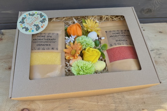 Upominek Prezent od Zajączka na Wielkanoc Zestaw Kosmetyki Kwiaty Mydlane