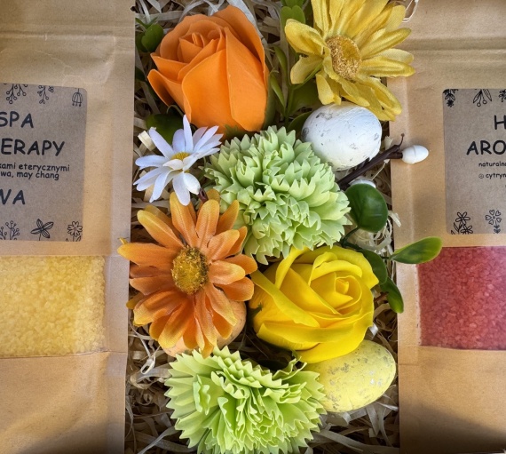 Upominek Prezent od Zajączka na Wielkanoc Zestaw Kosmetyki Kwiaty Mydlane