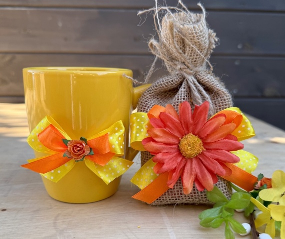 Prezent na Wielkanoc Zająca Wiosenny Zestaw Kosz Prezentowy Piękny Kubek Herbatki