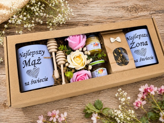 Prezent na Ślub Wesele Kosz Prezentowy Kubki Kwiaty Mydlane dla Młodej Pary
