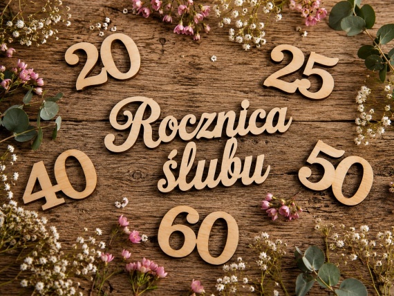 Prezent na 25 50 Rocznicę Ślubu Kosz Prezentowy Kubki Kwiaty Mydlane